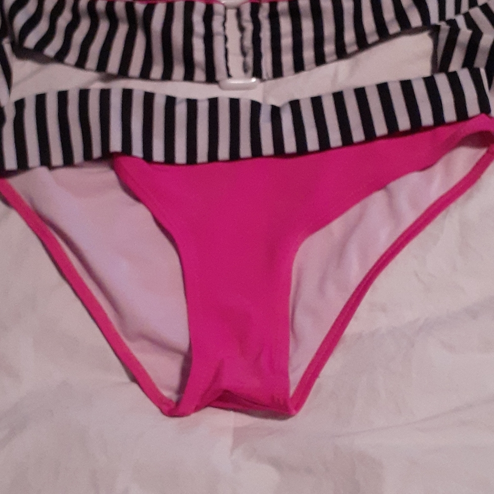 Bikini - Picture 3 of 3
